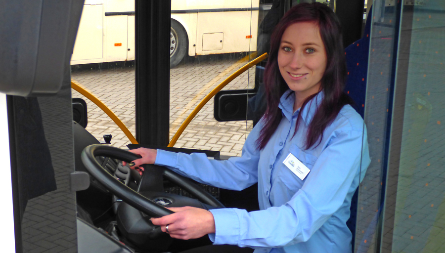 KomBus Auszubildende hinterm Steuer KomBus Auszubildende hinterm Steuer