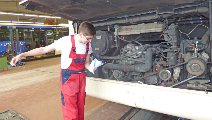 Ausbildung zum Kfz Mechatroniker Ölstandmessung Ausbildung zum Kfz Mechatroniker Ölstandmessung